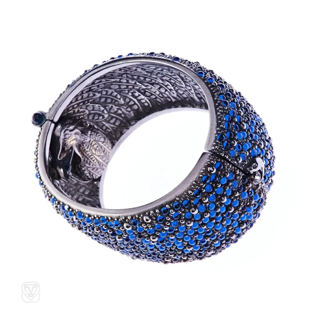 Cabochon blue crystal beaded bracelet in ruthenium-plated metal